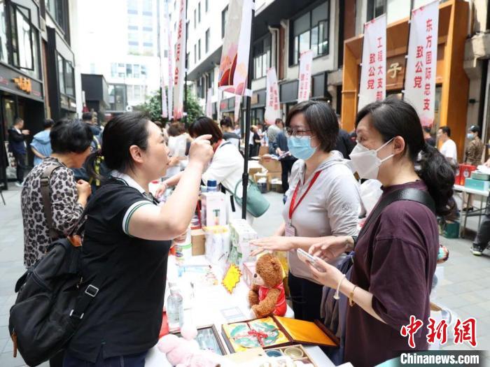 爱心义卖活动现场。　上海致公党供图