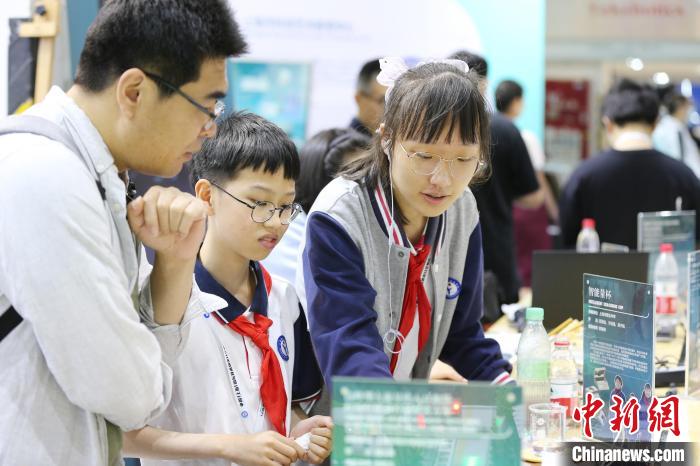越来越多的青少年将目光投向身边的生活场景与人群需求。　上海市科技艺术教育中心供图